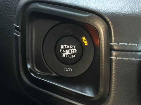 Used 2025 Jeep Gladiator Sport AWD/4WD image 21