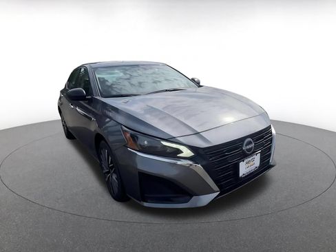 Used 2025 Nissan Altima 2.5 SV FWD image 3