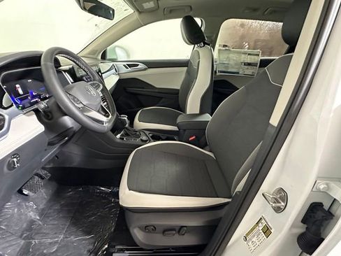 Certified 2025 Volkswagen Taos SE w/ Panoramic Sunroof Package AWD/4WD image 14