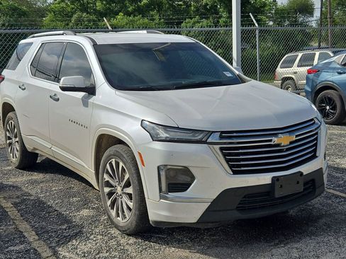 Used 2022 Chevrolet Traverse Premier FWD image 1