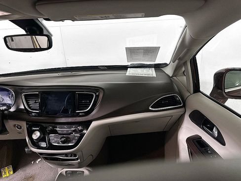 Used 2018 Chrysler Pacifica Touring-L Plus w/ Tire & Wheel Group image 23