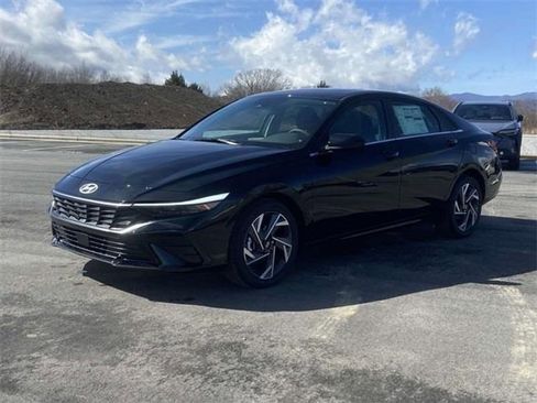 Used 2025 Hyundai Elantra SEL image 18