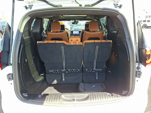 Certified 2024 Chrysler Pacifica Pinnacle FWD image 29