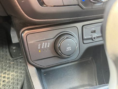 Used 2023 Jeep Renegade Latitude AWD/4WD image 30