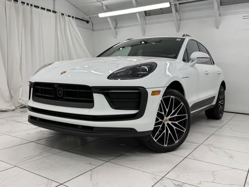 Certified 2026 Porsche Macan AWD/4WD image 8