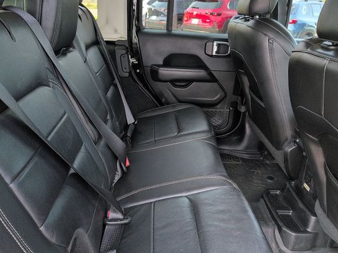 Used 2018 Jeep Wrangler Unlimited Sahara AWD/4WD image 8