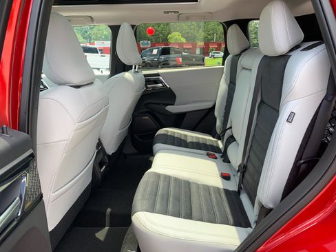 New 2025 Mitsubishi Outlander SE image 18