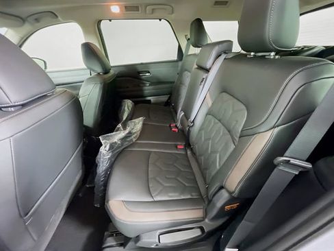 New 2026 Nissan Pathfinder Platinum FWD image 14