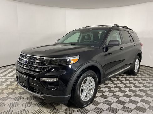 Used 2022 Ford Explorer XLT w/ Equipment Group 202A image 4