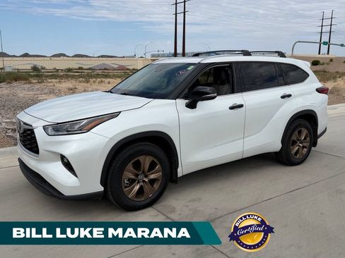 Used 2022 Toyota Highlander Bronze Edition FWD image 1