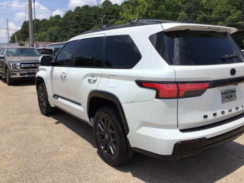 Used 2025 Toyota Sequoia Platinum AWD/4WD image 13