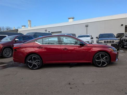 Used 2023 Nissan Altima 2.5 SR image 2