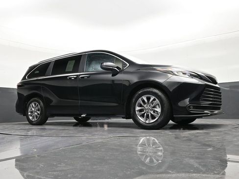 Used 2025 Toyota Sienna XLE w/ XLE Plus Package image 27
