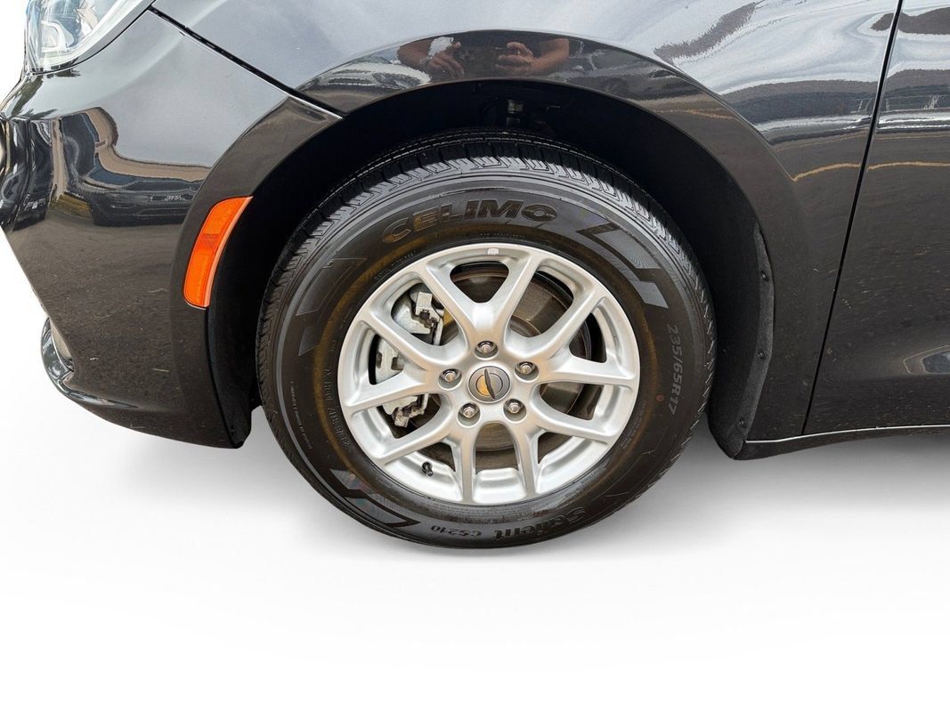 Used 2024 Chrysler Pacifica Touring-L FWD image 9
