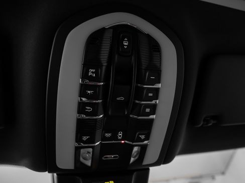 Used 2025 Porsche Macan image 36