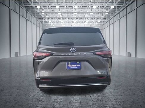 Used 2023 Toyota Sienna Platinum AWD/4WD image 5
