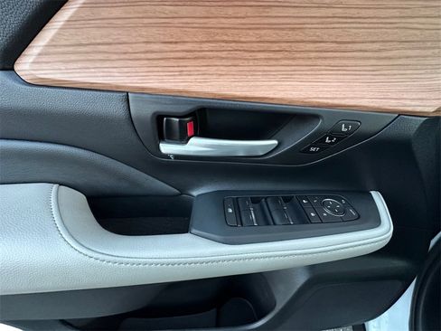 Used 2024 Toyota Grand Highlander Limited image 11