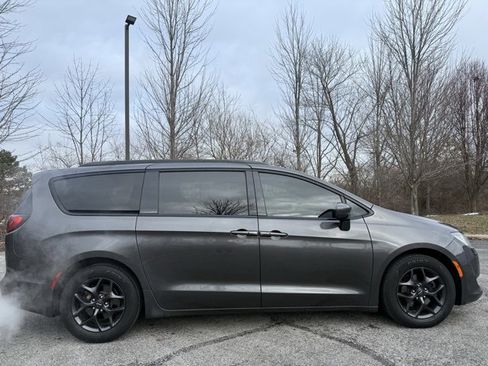 Used 2018 Chrysler Pacifica Touring-L Plus w/ S Appearance Package image 2