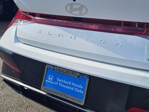 Used 2025 Hyundai Elantra Limited FWD image 13