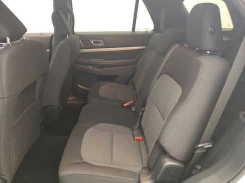 Used 2019 Ford Explorer XLT image 18