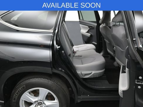 Used 2023 Toyota Highlander LE FWD image 35