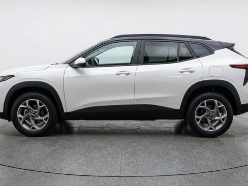 Used 2025 Chevrolet Trax LT FWD image 5