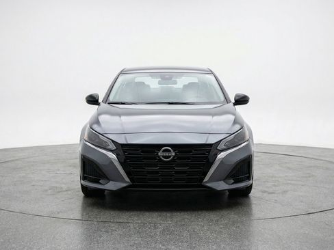 Used 2025 Nissan Altima 2.5 SV image 2