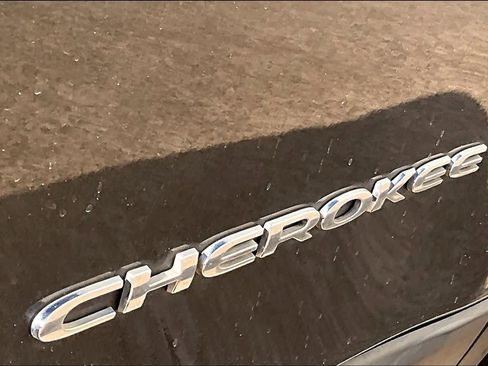 Used 2020 Jeep Cherokee Limited image 28
