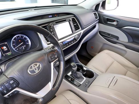 Used 2018 Toyota Highlander Limited Platinum FWD image 41