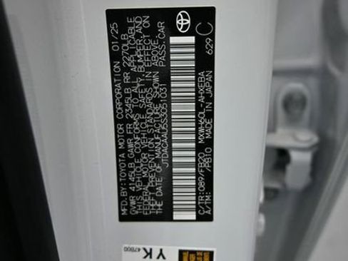 Used 2025 Toyota Prius LE FWD image 15