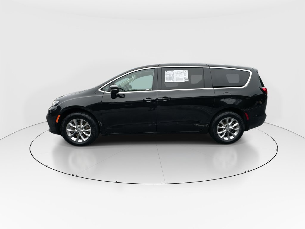 Used 2023 Chrysler Pacifica Touring-L w/ Uconnect Theater Family Group AWD/4WD image 5