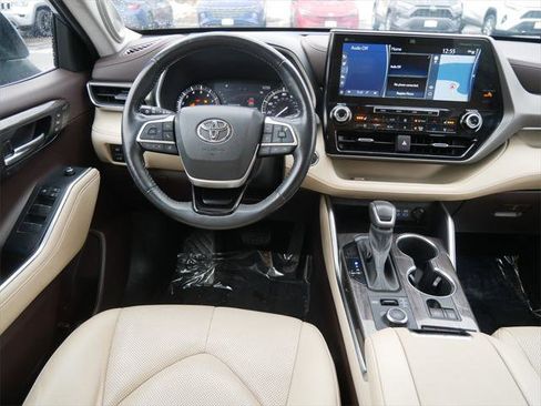 Certified 2022 Toyota Highlander Limited image 12
