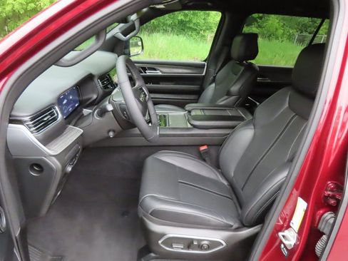 Used 2024 Jeep Wagoneer L Series II w/ Flexible Seating Group image 31