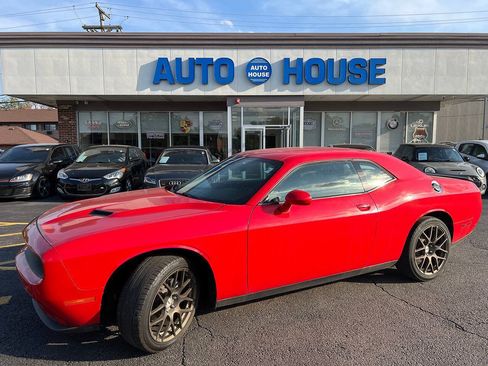 Used 2015 Dodge Challenger SXT RWD image 1