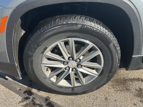 Used 2023 Chevrolet Traverse LT FWD image 9