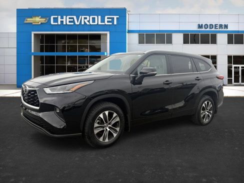 Used 2021 Toyota Highlander XLE image 1