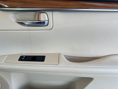 Used 2014 Lexus ES 300h w/ Luxury Package w/Bamboo Trim FWD image 18
