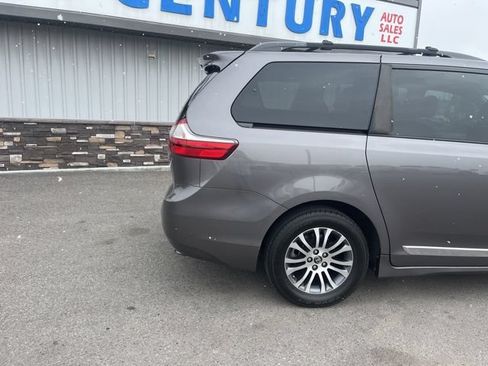 Used 2019 Toyota Sienna XLE w/ XLE Navigation Package FWD image 18