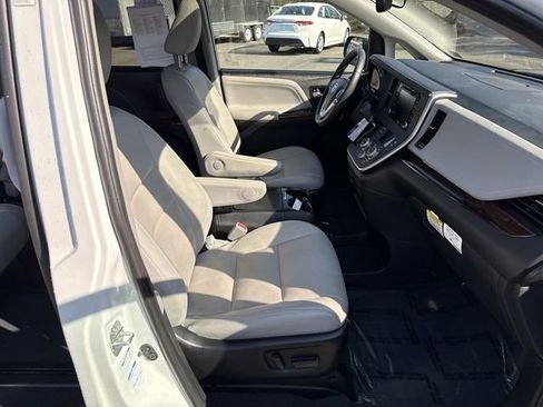 Used 2020 Toyota Sienna Limited Premium image 9