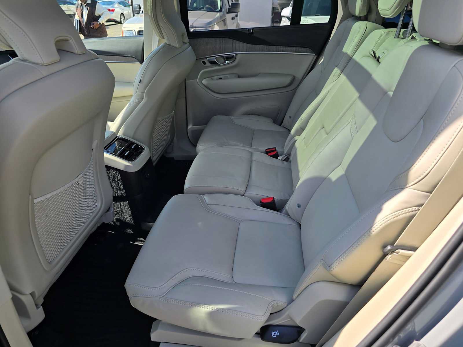 Certified 2025 Volvo XC90 T8 Ultra w/ Protection Package Premier AWD/4WD image 18