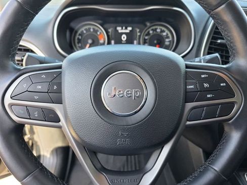 Used 2019 Jeep Cherokee Latitude Plus w/ Comfort/Convenience Group FWD image 33