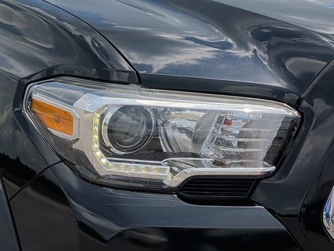 Used 2019 Toyota Tacoma TRD Off-Road AWD/4WD image 10