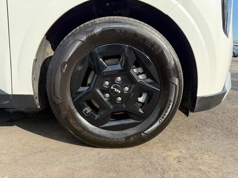 Used 2025 Kia Carnival FWD image 16