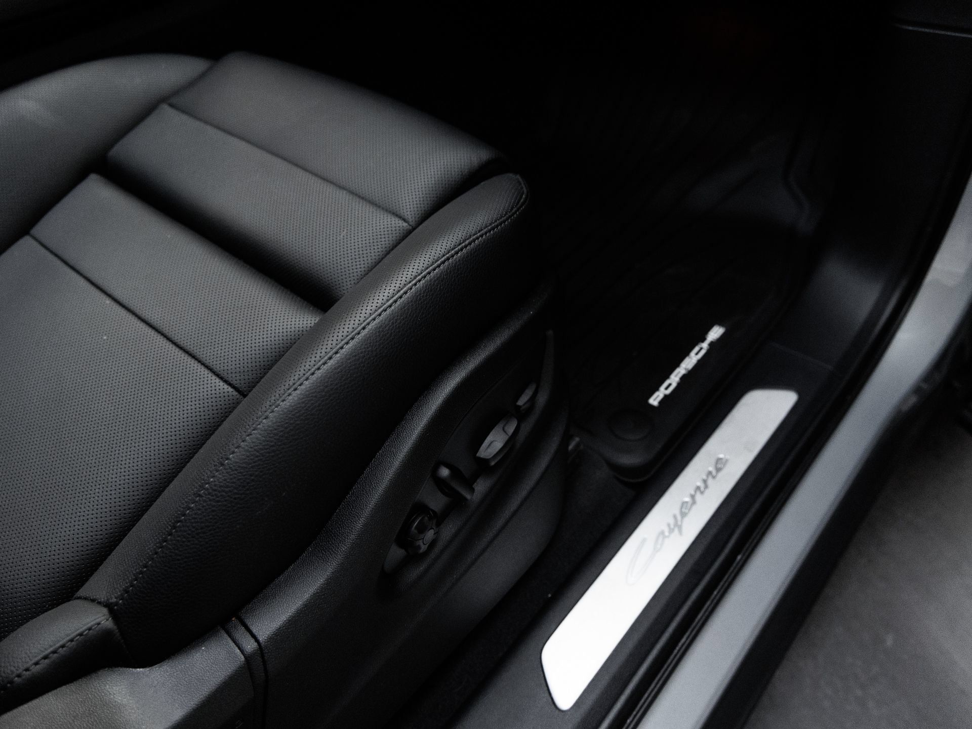 Certified 2025 Porsche Cayenne AWD/4WD image 37