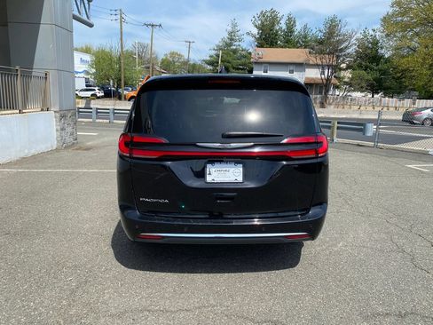 Used 2024 Chrysler Pacifica Touring-L FWD image 8