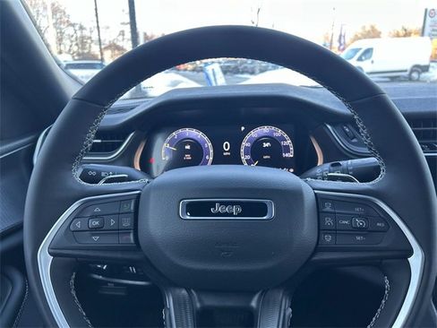 New 2025 Jeep Grand Cherokee Altitude image 7