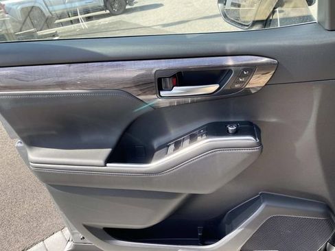New 2026 Toyota Highlander Platinum AWD/4WD image 16