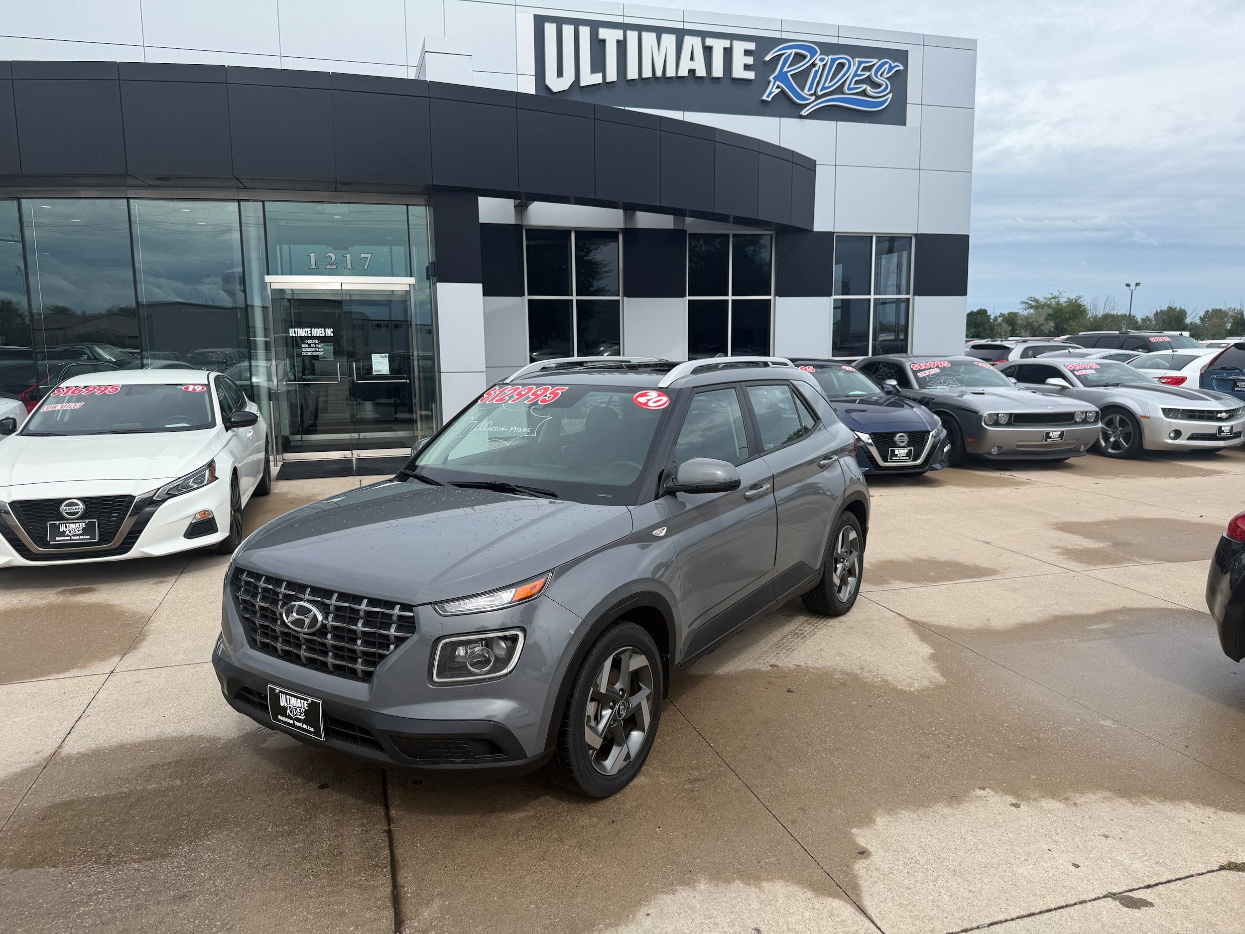 Used 2020 Hyundai Venue SEL w/ Convenience + Premium Package FWD image 1