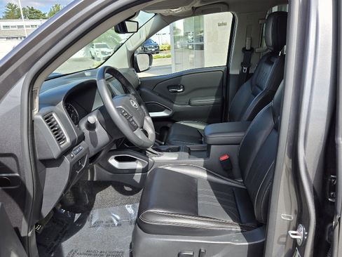 Used 2024 Nissan Frontier SL image 3