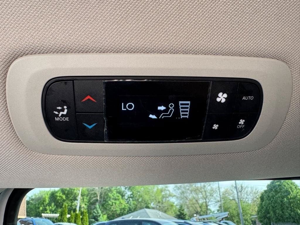 Used 2024 Chrysler Pacifica Limited FWD image 36
